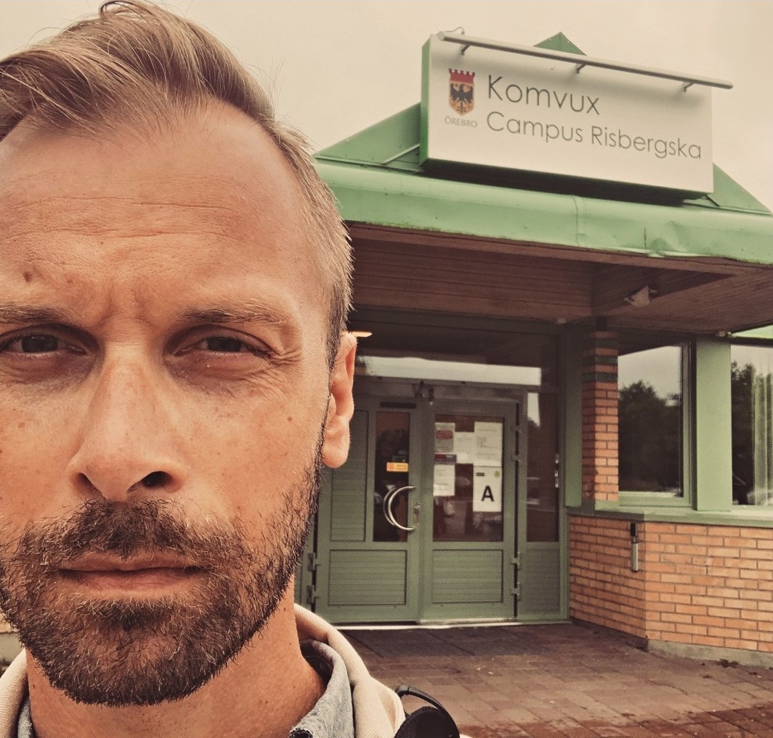 Mattias Molin framför Campus Risbergska